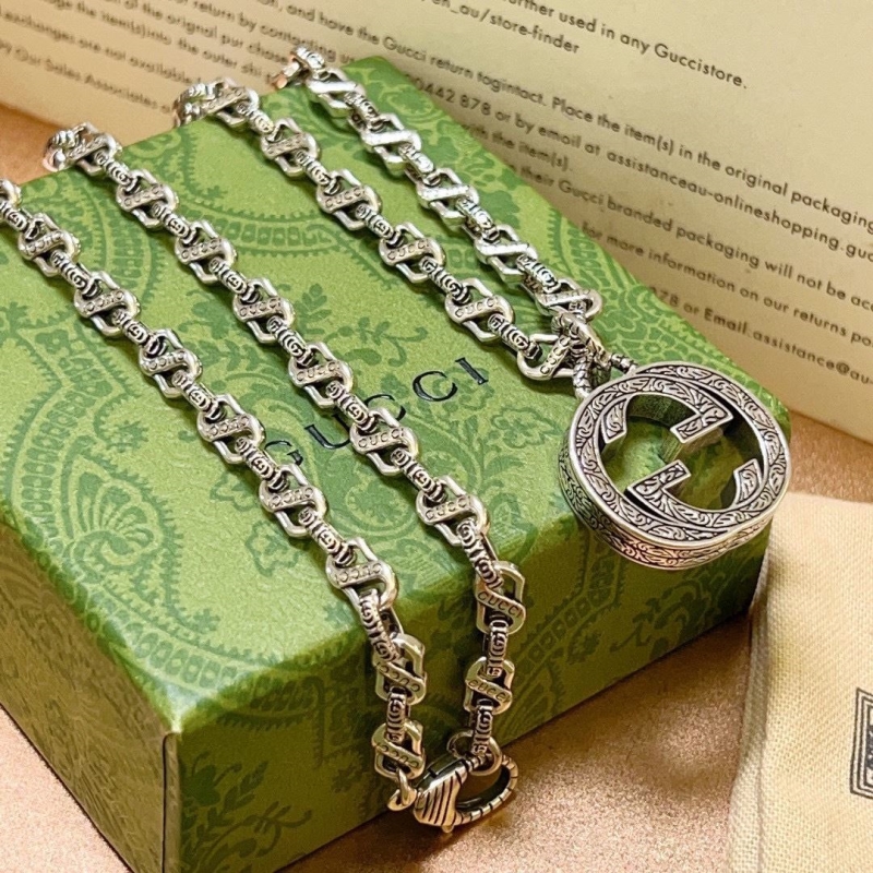 G*u*i necklaces